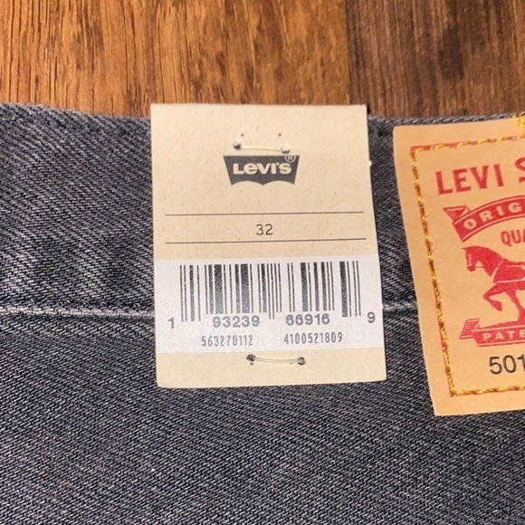 Levi's 501 Women's Black Denim Cutoff Shorts – Size 32 Red Tab Button Fly - Picture 8 of 8